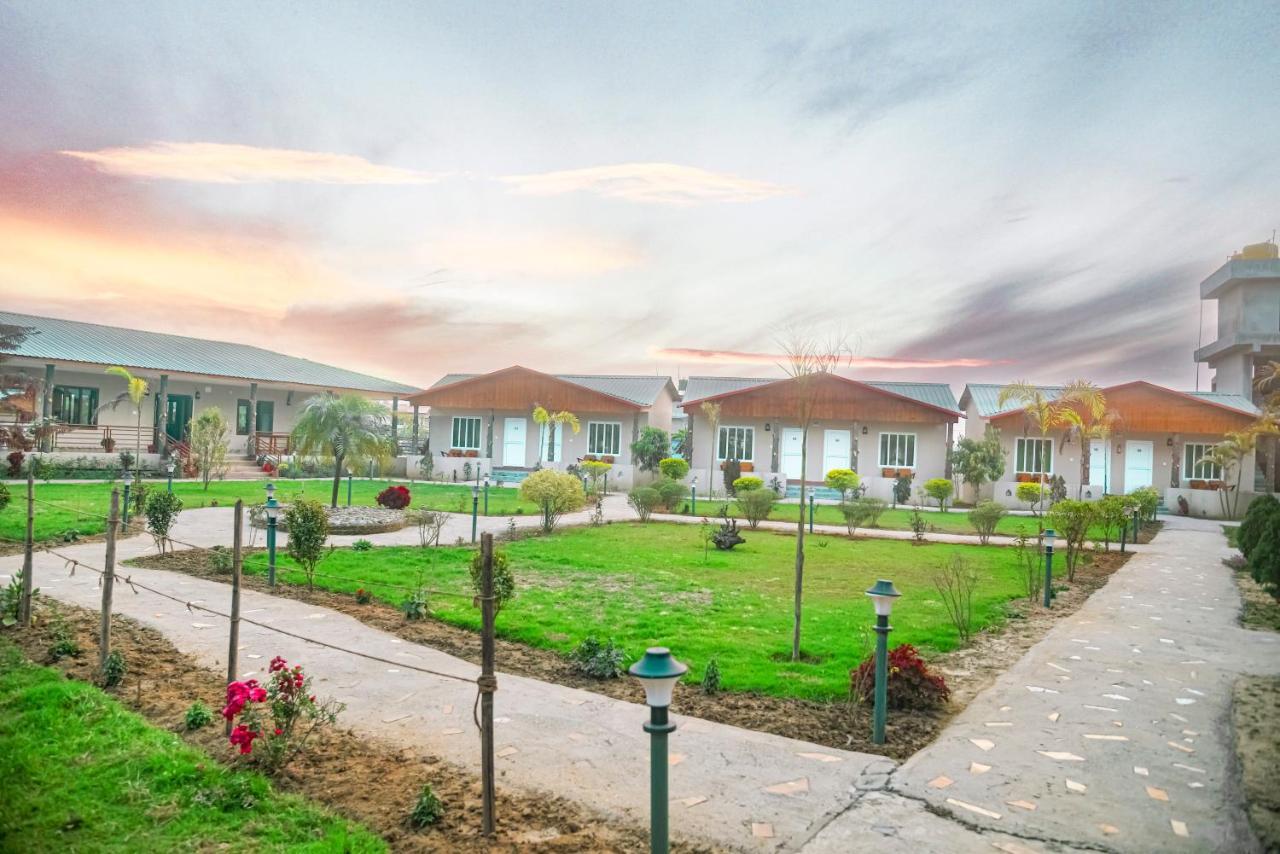 Hotel Greenland Safari Sauraha Dış mekan fotoğraf