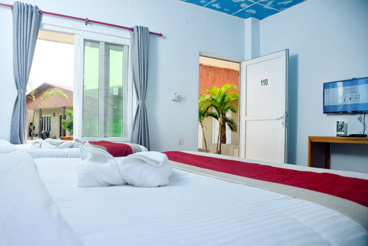 Hotel Greenland Safari Sauraha Dış mekan fotoğraf