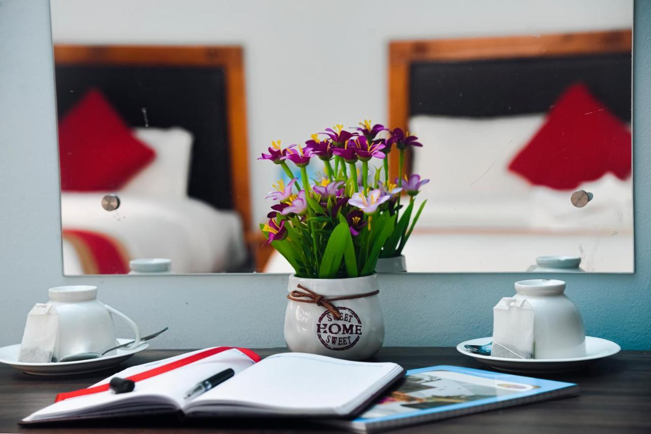 Hotel Greenland Safari Sauraha Dış mekan fotoğraf