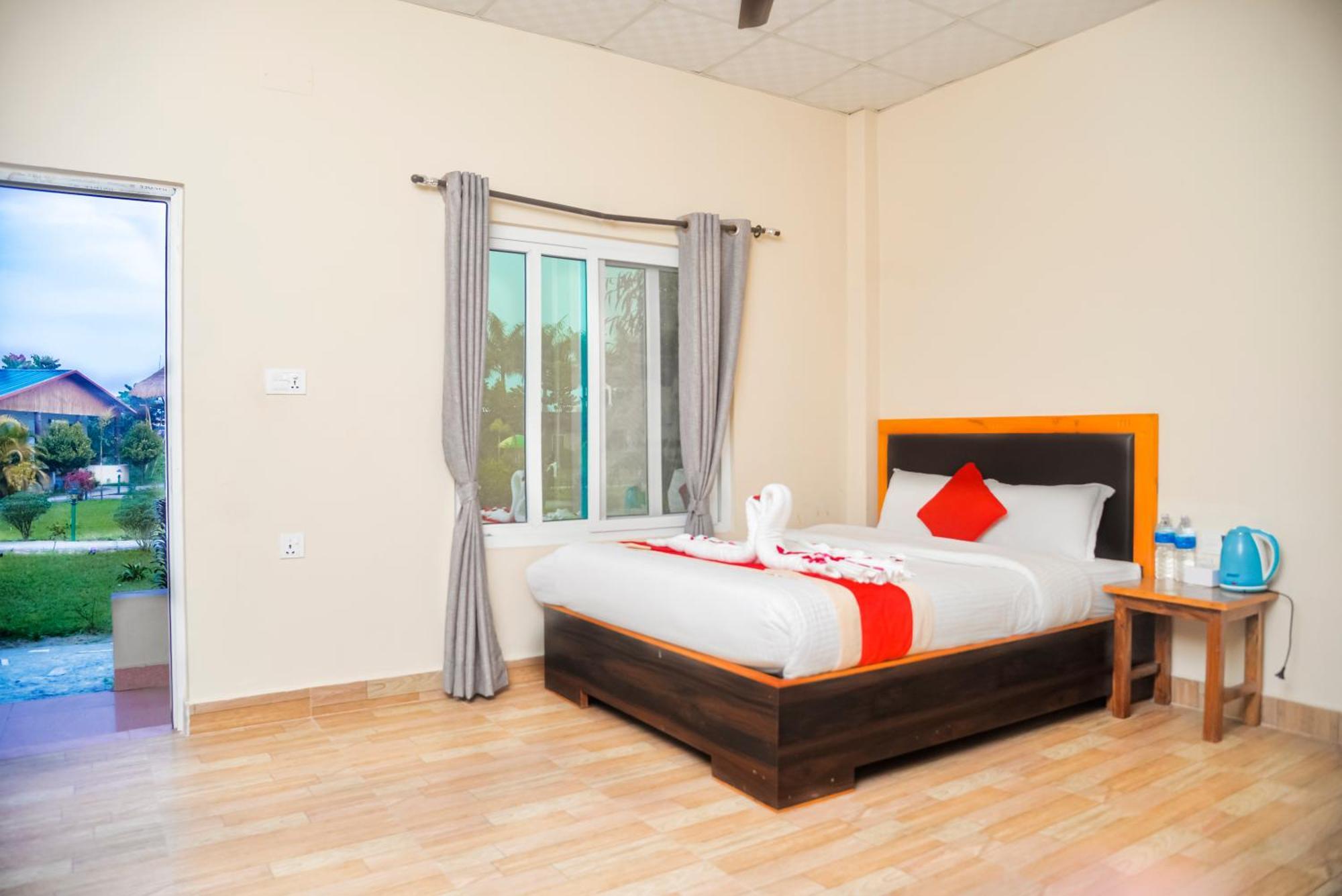 Hotel Greenland Safari Sauraha Dış mekan fotoğraf