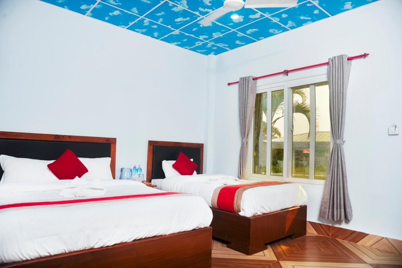 Hotel Greenland Safari Sauraha Dış mekan fotoğraf
