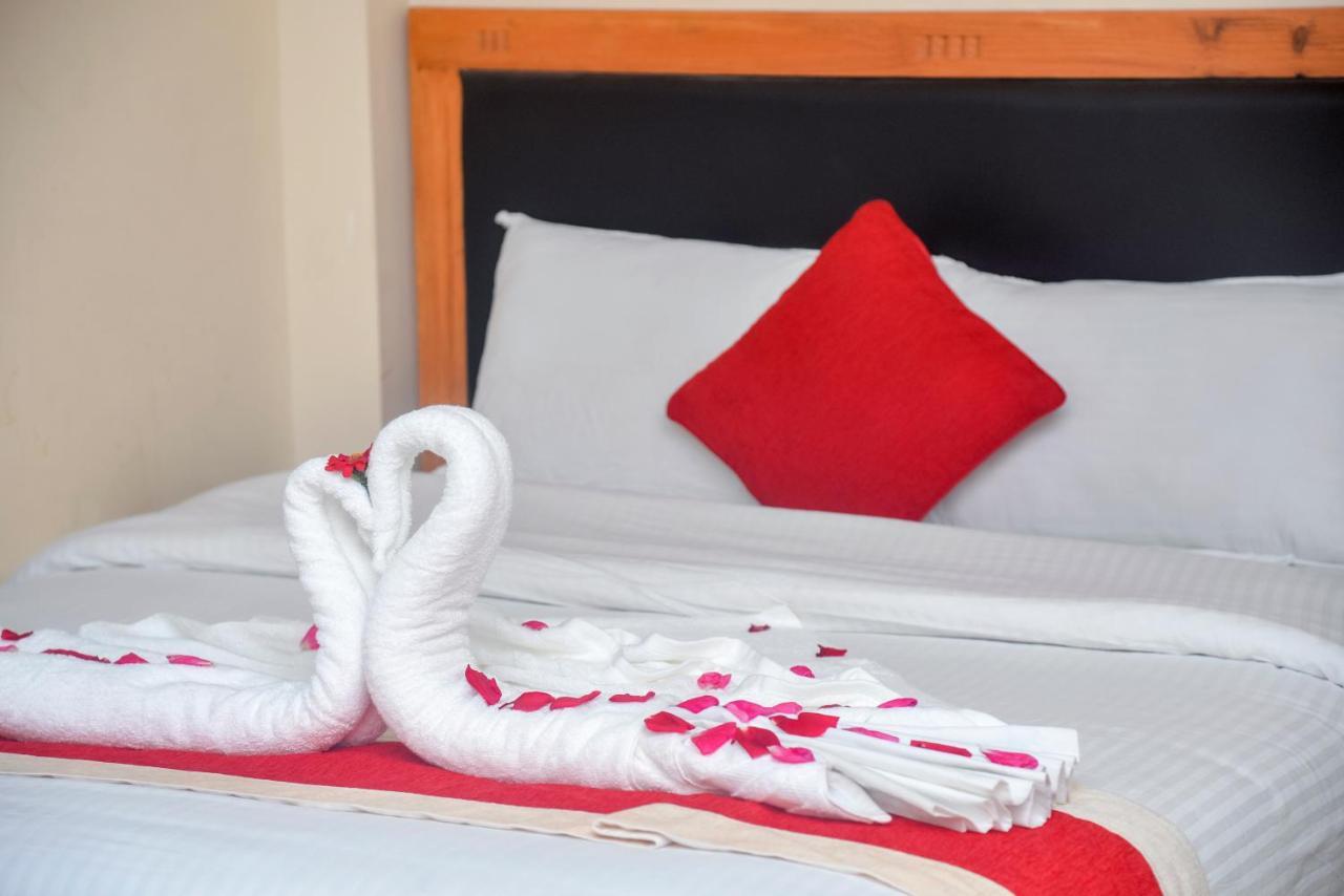 Hotel Greenland Safari Sauraha Dış mekan fotoğraf