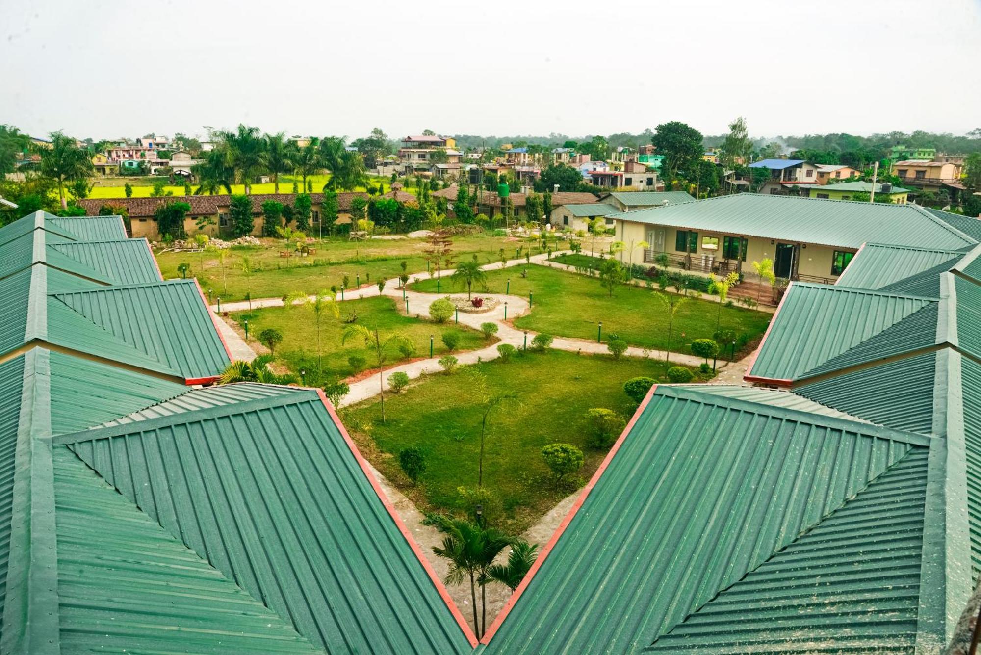 Hotel Greenland Safari Sauraha Dış mekan fotoğraf