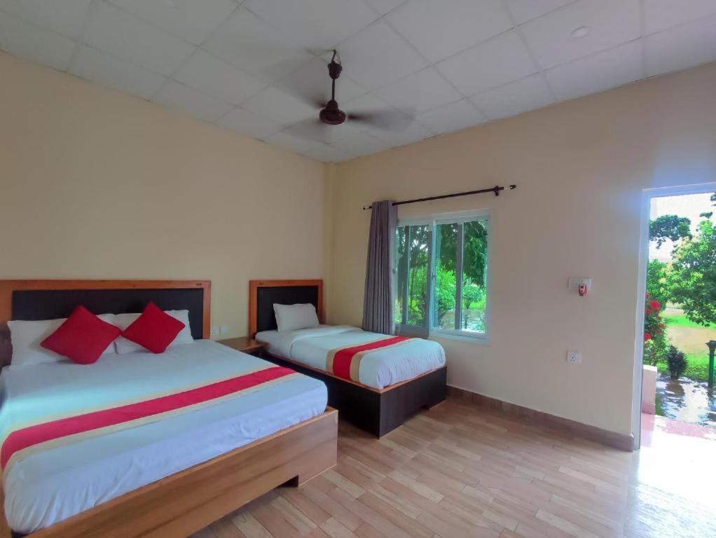 Hotel Greenland Safari Sauraha Dış mekan fotoğraf