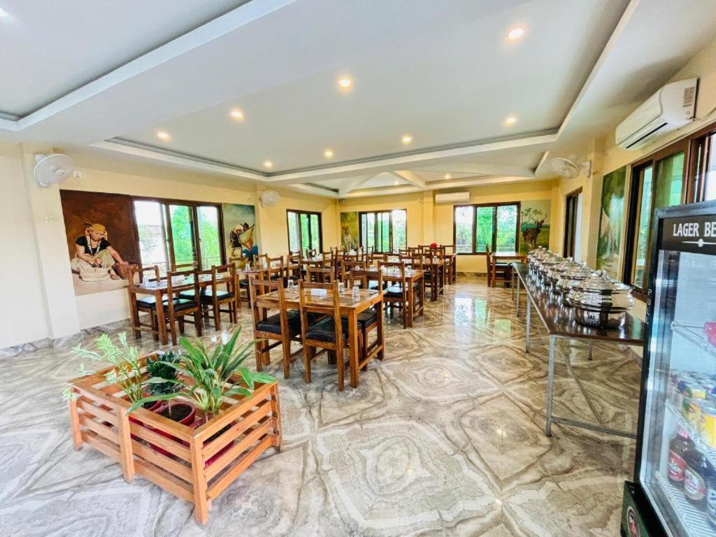 Hotel Greenland Safari Sauraha Dış mekan fotoğraf