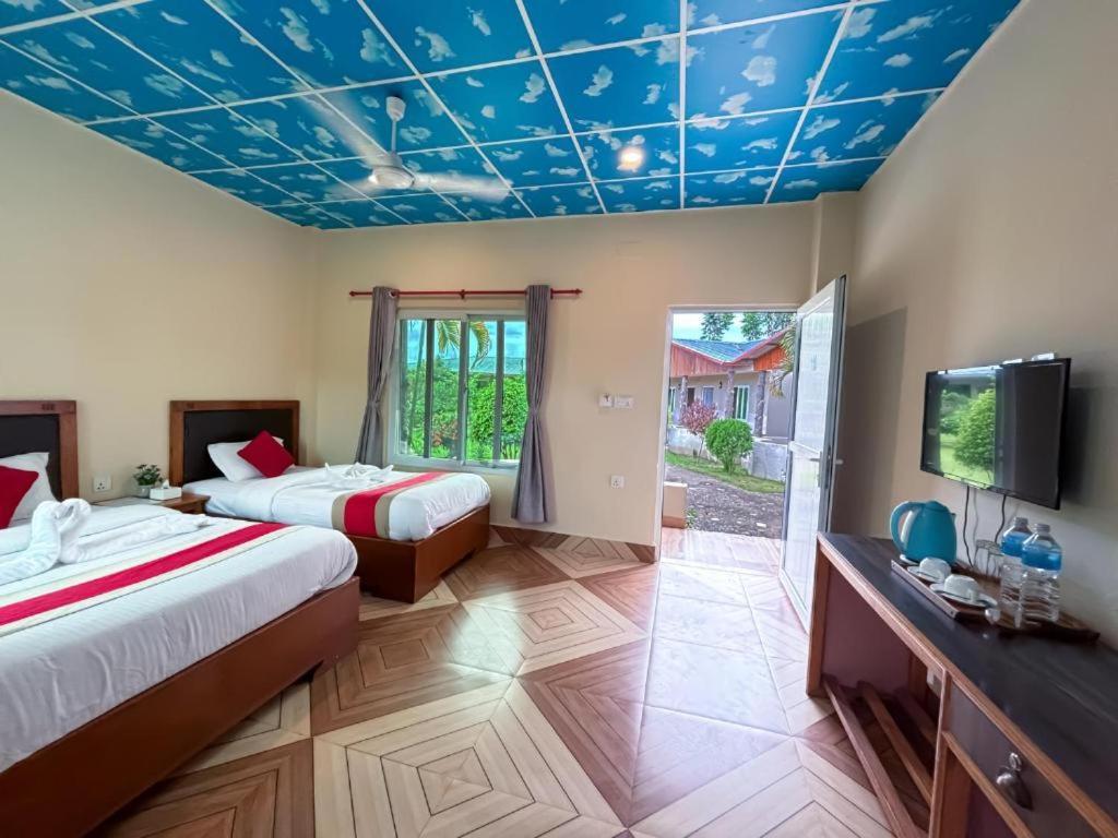 Hotel Greenland Safari Sauraha Dış mekan fotoğraf