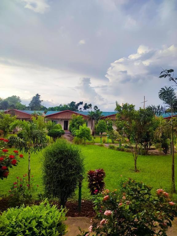 Hotel Greenland Safari Sauraha Dış mekan fotoğraf